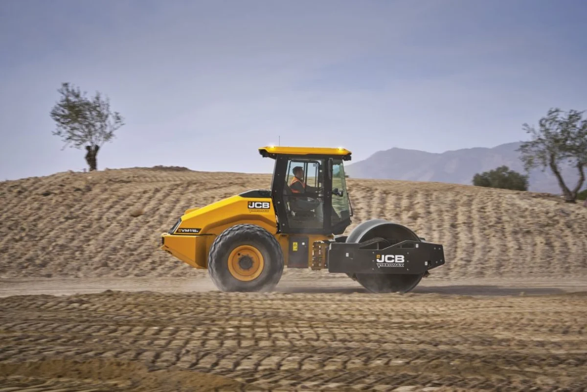 Дорожный каток JCB VM118 EU5 — фото 1