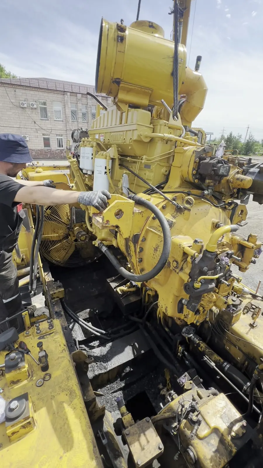 Монтаж двигателя Cummins NTA855 на бульдозер Shantui SD32