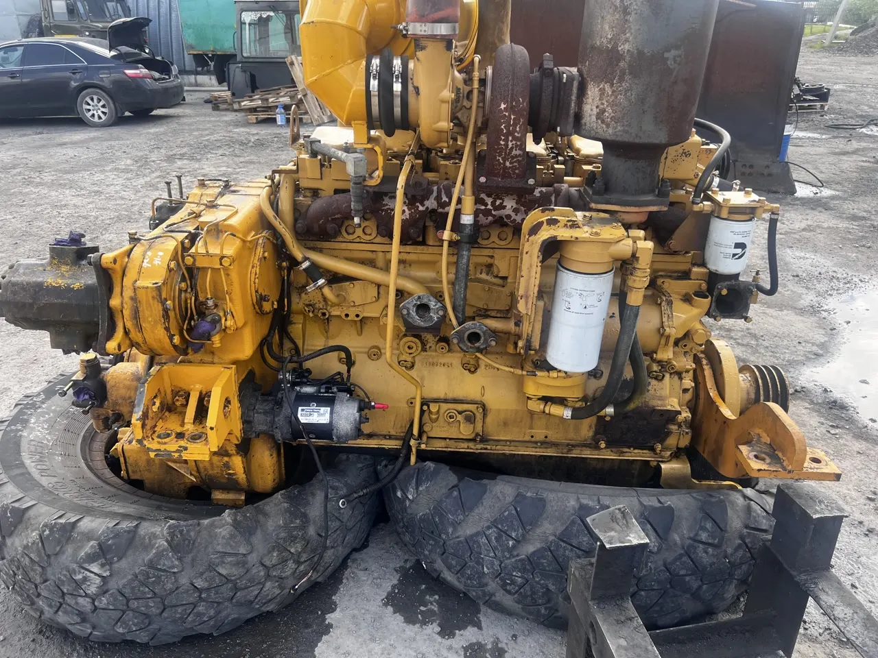 Старый двигатель Shantui SD32 перед заменой